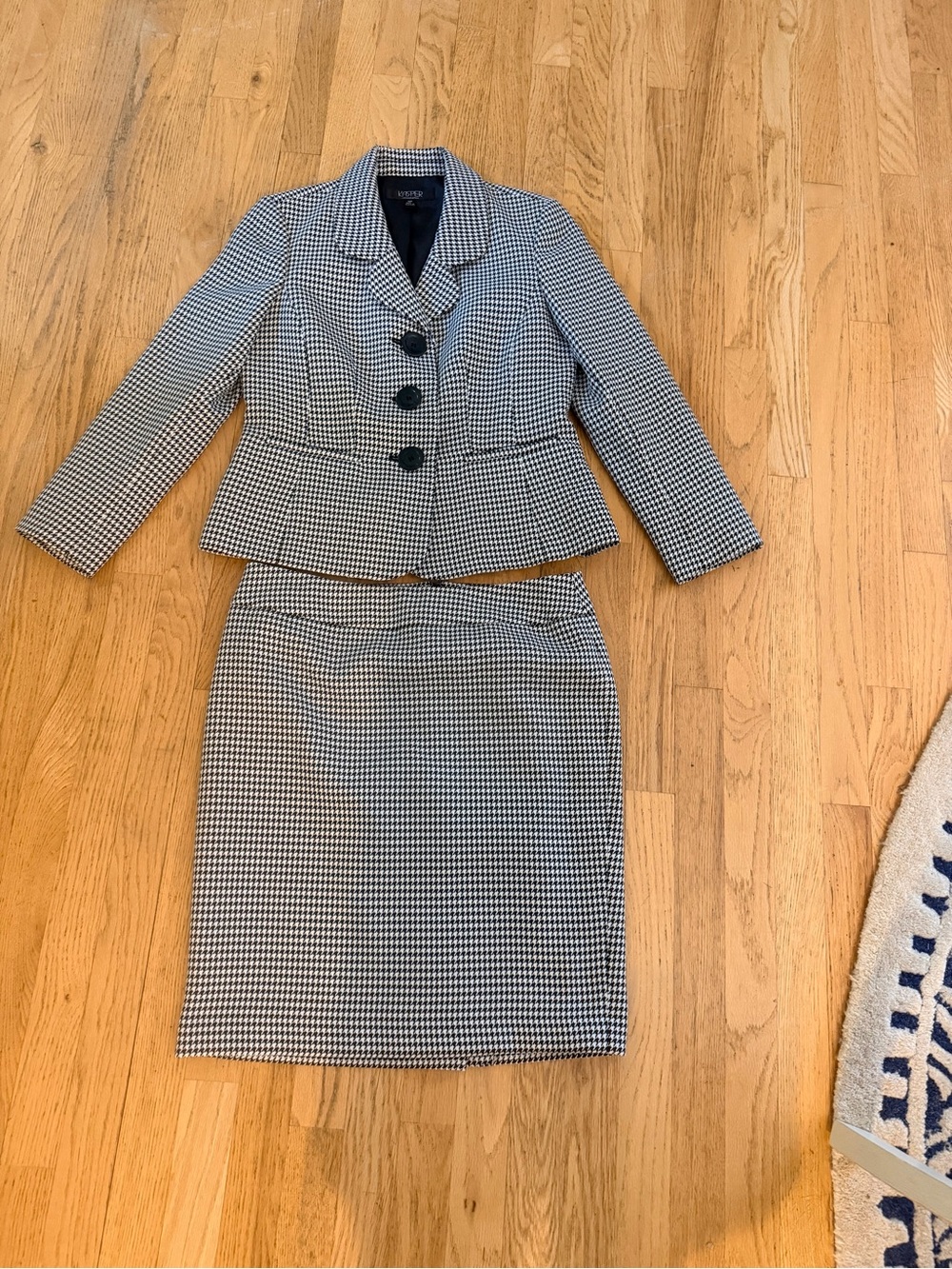 2 Piece Ladies Size 8P "Kasper Black/White Houndstooth Blazer & Pencil Skirt Set